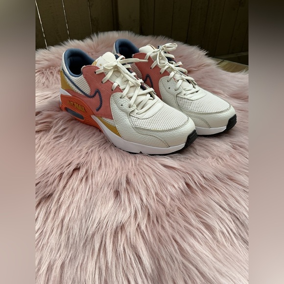 Nike White and Red Athletic Shoes with Air Max Design - Picture 1 of 10